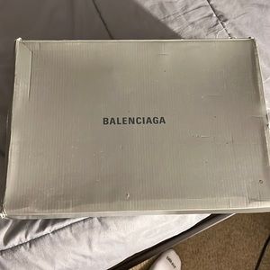 White triple s balenciagas